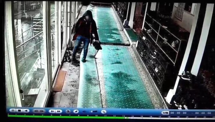 Diyarbakır’da Cuma Namazı Sırasında Ayakkabı Hırsızı Kameralara Yakalandı