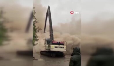 Diyarbakır’da hasarlı binaların yıkımı sürüyor