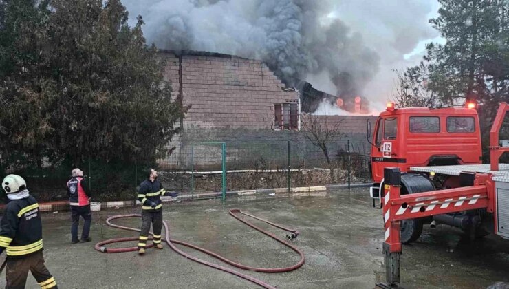 Diyarbakır’da inşaat materyalleri deposunda yangın çıktı