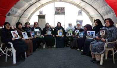 Diyarbakır Anneleri HDP Vilayet Binası Önünde Evlat Nöbetine Devam Ediyor