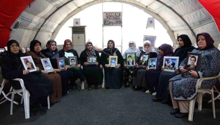 Diyarbakır Anneleri HDP Vilayet Binası Önünde Evlat Nöbetine Devam Ediyor
