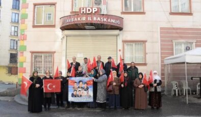 Diyarbakır’da evlat nöbeti tutan aileler Gara şehitlerini anma yaptı